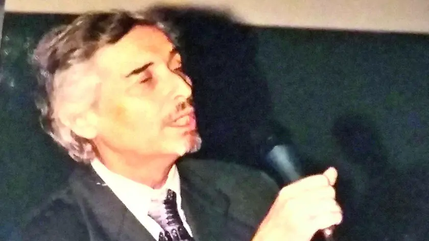 Guidi Fink, nato a Gorizia, è stato uno stimato critico letterario, teatrale e cinematografico