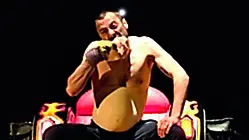 Una scena della commedia