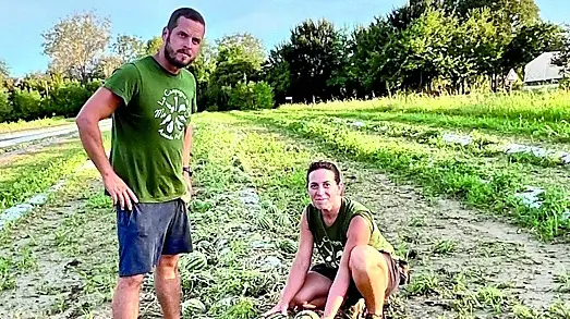 Simone Pup e Martina Ros con le coltivazioni distrutte dalla grandine