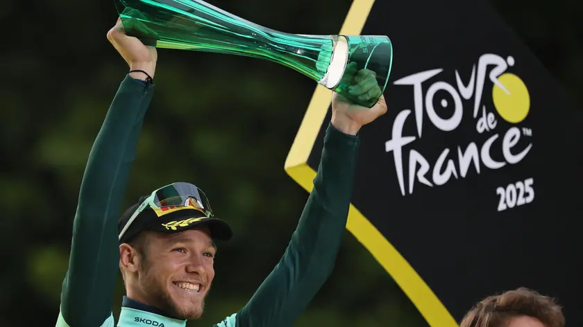 Jonathan Milan festeggia la maglia verde al Tour de France