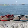 La collaborazione tra RE49 e Lignano Pineta trasforma vecchi teli da spiaggia in scarpe artigianali di design,