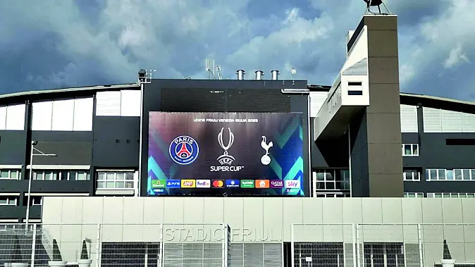 Lo stadio Friuli che si sta preparano alla gara. Foto Petrussi