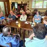 Residenti al caffè con i lettori di martedì alla trattoria Al Caminetto