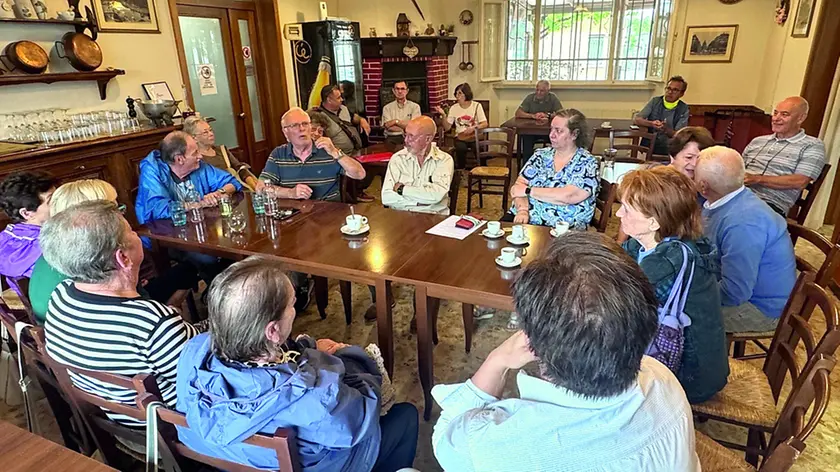 Residenti al caffè con i lettori di martedì alla trattoria Al Caminetto