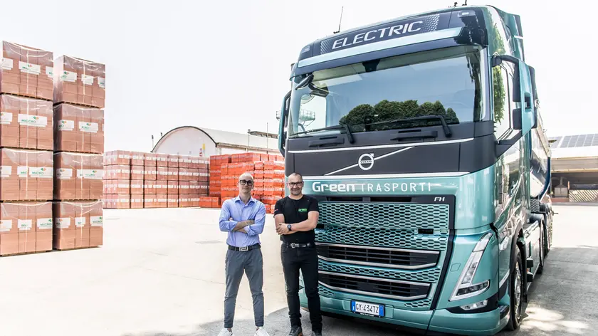 Il primo tir elettrico per trasportare mattoni della Fornaci di Manzano