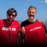 Stramaccioni riceve la maglia dai bagnini in segno di riconoscenza per il salvataggio (Foto Gazzetta dello Sport)