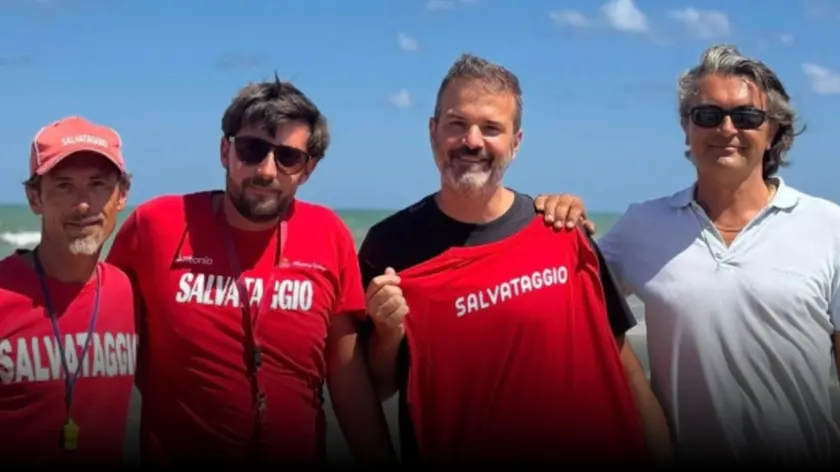 Stramaccioni riceve la maglia dai bagnini in segno di riconoscenza per il salvataggio (Foto Gazzetta dello Sport)