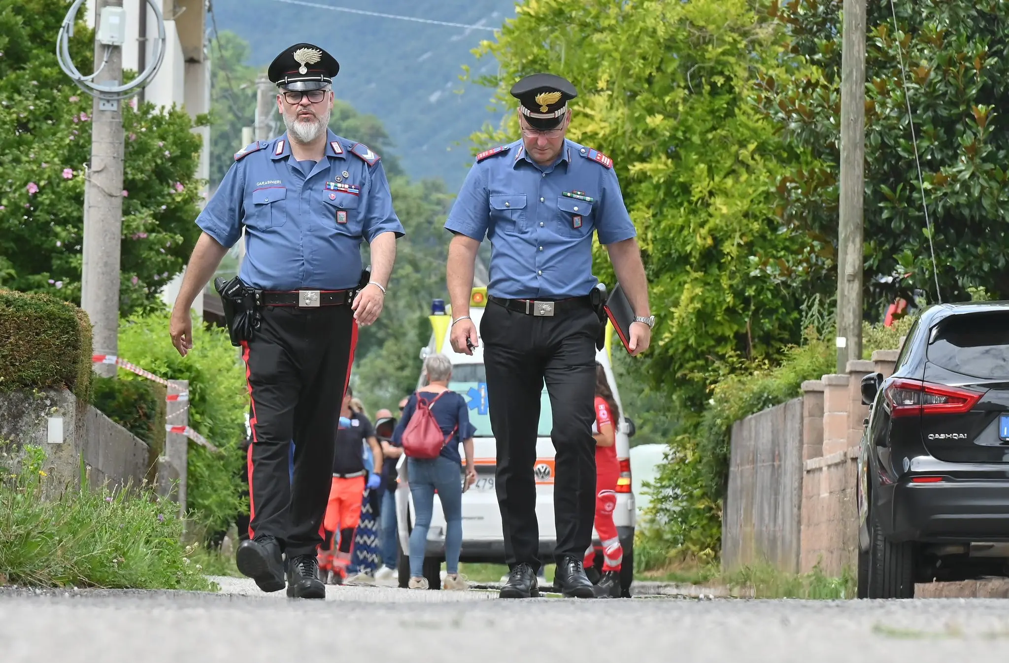 Un uomo di 35 anni è stato ucciso in un'abitazione di Gemona del Friuli (Udine). La morte risalirebbe ai giorni scorsi. Sul posto, coordinati dalla Procura della Repubblica, stanno indagando i carabinieri del Comando provinciale di Udine e i colleghi dei reparti scientifici. Non sono ancora note le modalità del delitto: ecco le immagini degli investigatori sul posto