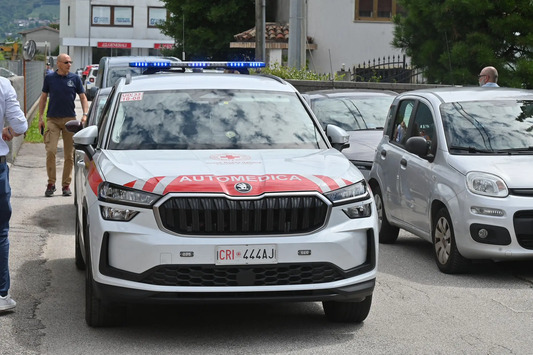 Un uomo di 35 anni è stato ucciso in un'abitazione di Gemona del Friuli (Udine). La morte risalirebbe ai giorni scorsi. Sul posto, coordinati dalla Procura della Repubblica, stanno indagando i carabinieri del Comando provinciale di Udine e i colleghi dei reparti scientifici. Non sono ancora note le modalità del delitto: ecco le immagini degli investigatori sul posto