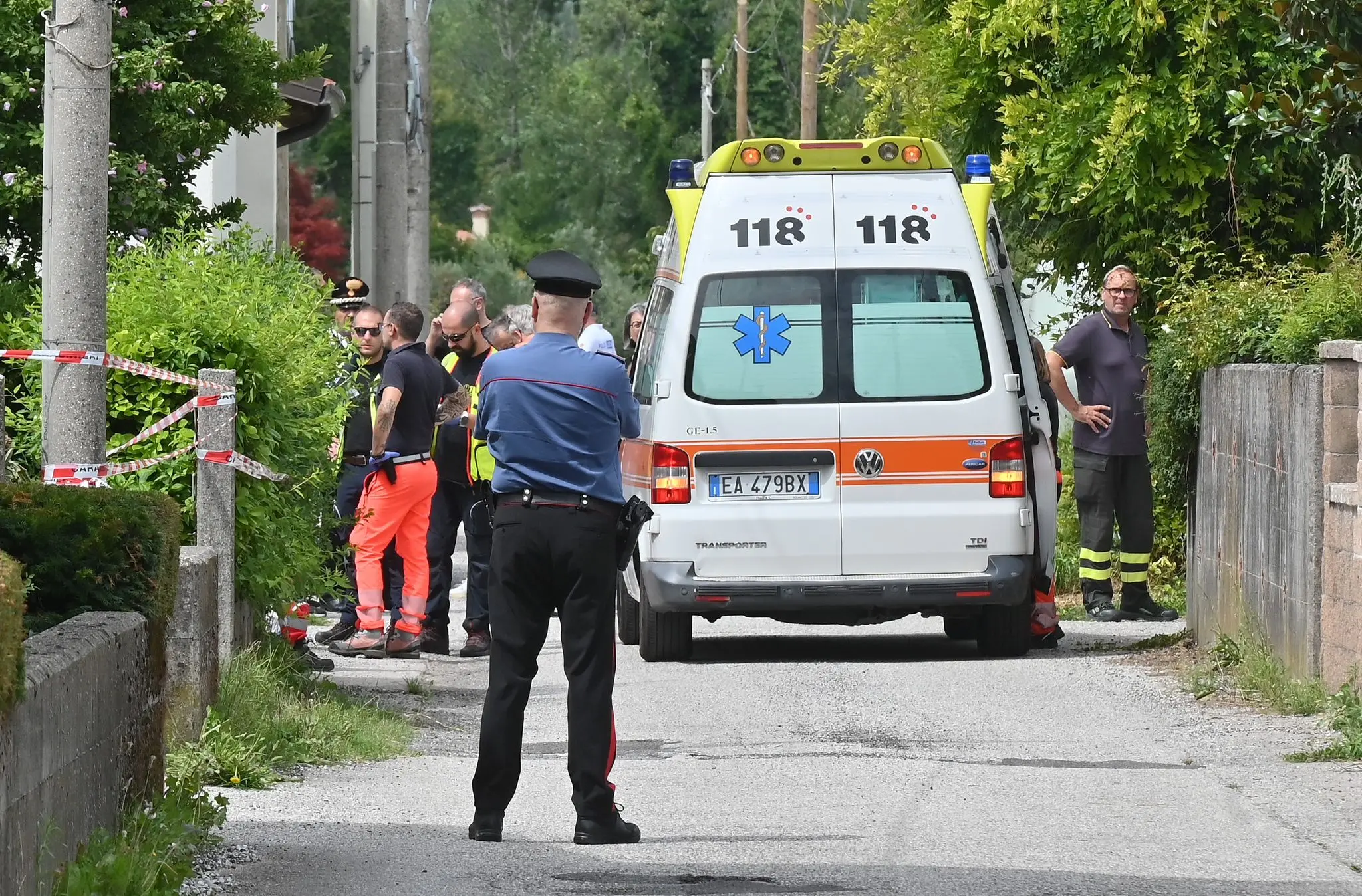 Un uomo di 35 anni è stato ucciso in un'abitazione di Gemona del Friuli (Udine). La morte risalirebbe ai giorni scorsi. Sul posto, coordinati dalla Procura della Repubblica, stanno indagando i carabinieri del Comando provinciale di Udine e i colleghi dei reparti scientifici. Non sono ancora note le modalità del delitto: ecco le immagini degli investigatori sul posto
