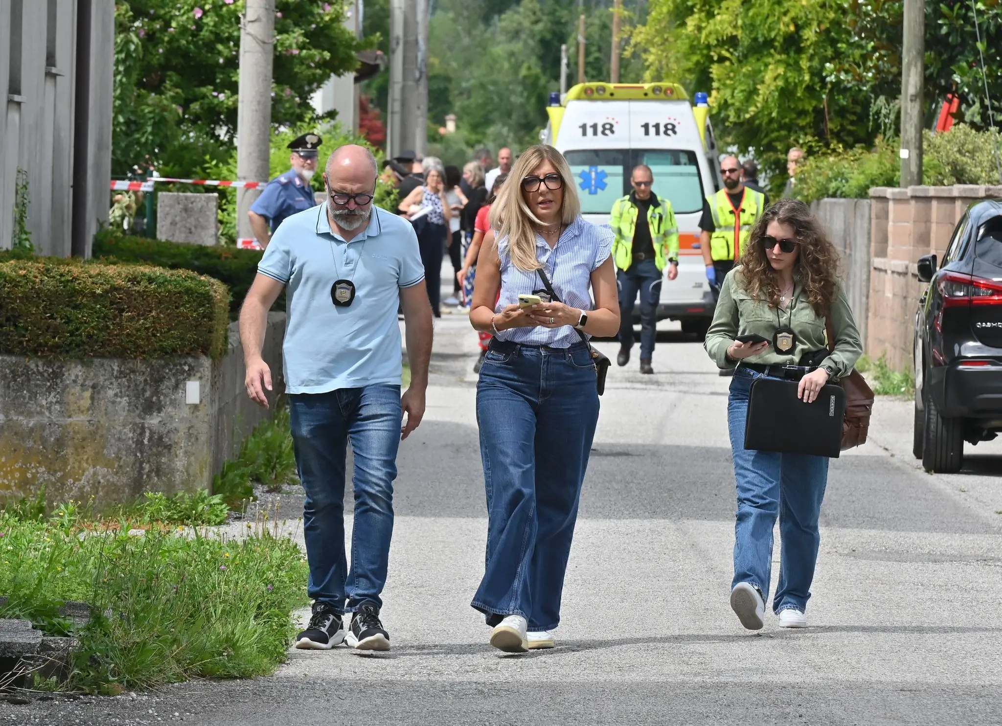 Un uomo di 35 anni è stato ucciso in un'abitazione di Gemona del Friuli (Udine). La morte risalirebbe ai giorni scorsi. Sul posto, coordinati dalla Procura della Repubblica, stanno indagando i carabinieri del Comando provinciale di Udine e i colleghi dei reparti scientifici. Non sono ancora note le modalità del delitto: ecco le immagini degli investigatori sul posto