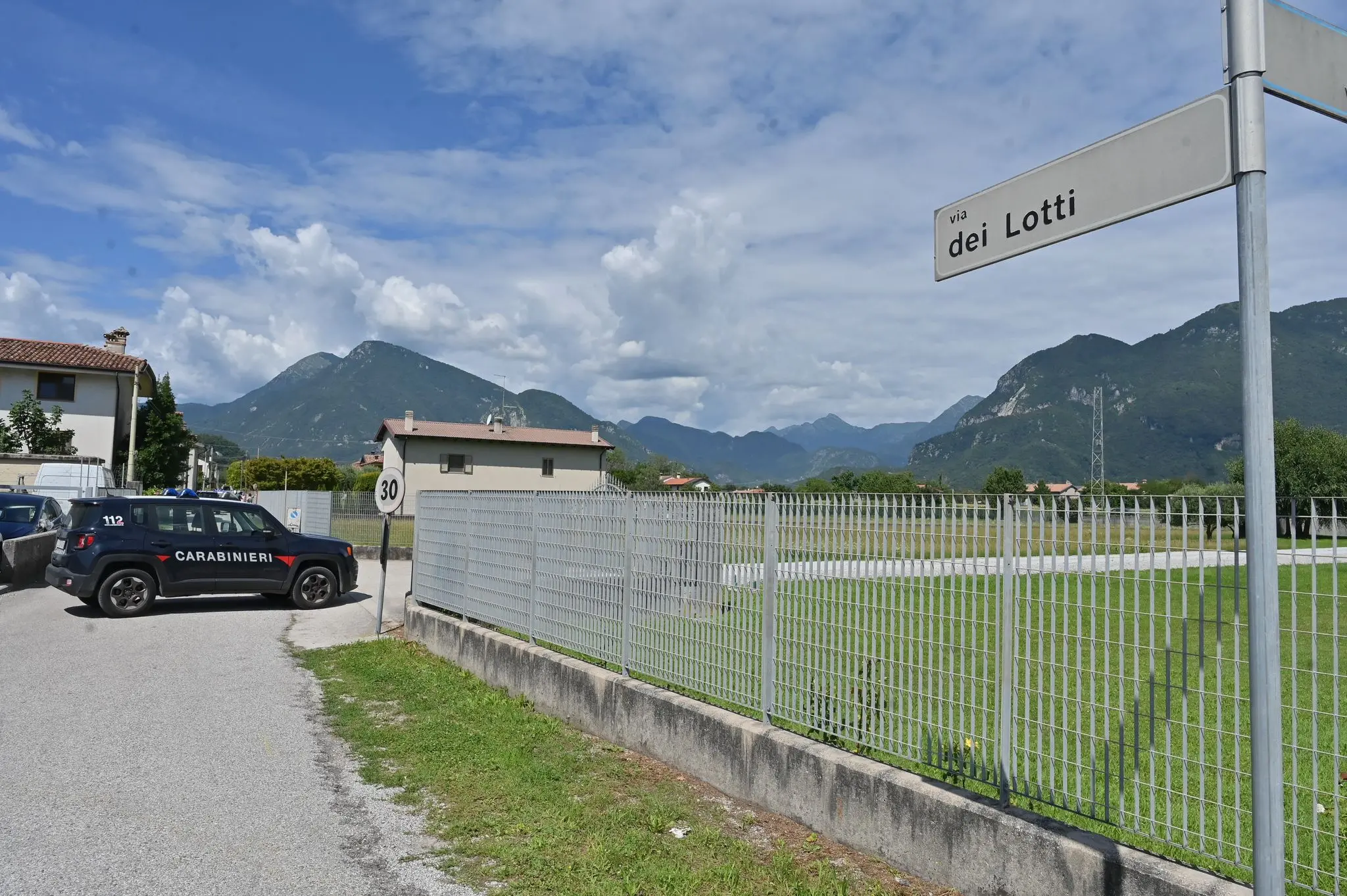 Un uomo di 35 anni è stato ucciso in un'abitazione di Gemona del Friuli (Udine). La morte risalirebbe ai giorni scorsi. Sul posto, coordinati dalla Procura della Repubblica, stanno indagando i carabinieri del Comando provinciale di Udine e i colleghi dei reparti scientifici. Non sono ancora note le modalità del delitto: ecco le immagini degli investigatori sul posto