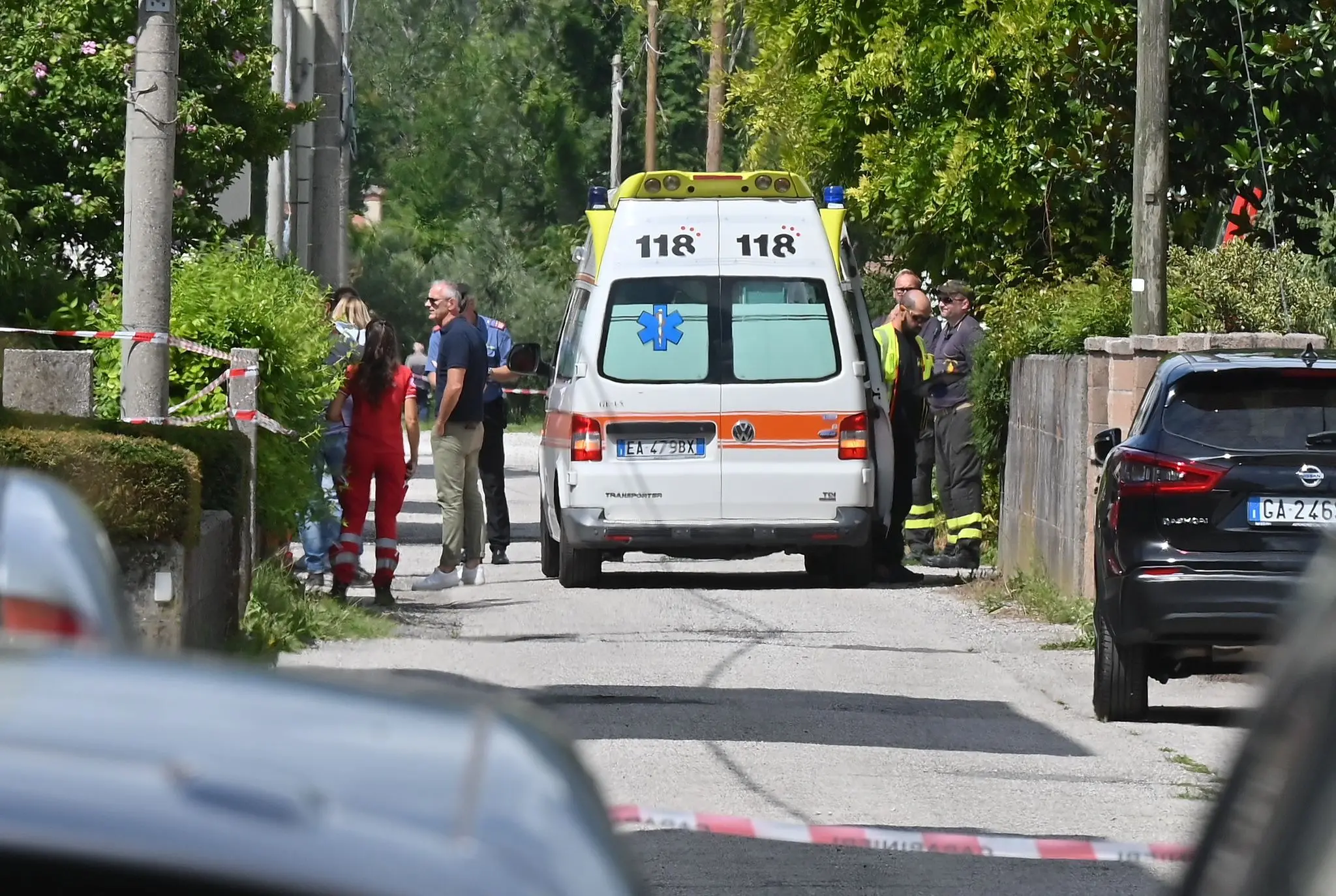 Un uomo di 35 anni è stato ucciso in un'abitazione di Gemona del Friuli (Udine). La morte risalirebbe ai giorni scorsi. Sul posto, coordinati dalla Procura della Repubblica, stanno indagando i carabinieri del Comando provinciale di Udine e i colleghi dei reparti scientifici. Non sono ancora note le modalità del delitto: ecco le immagini degli investigatori sul posto