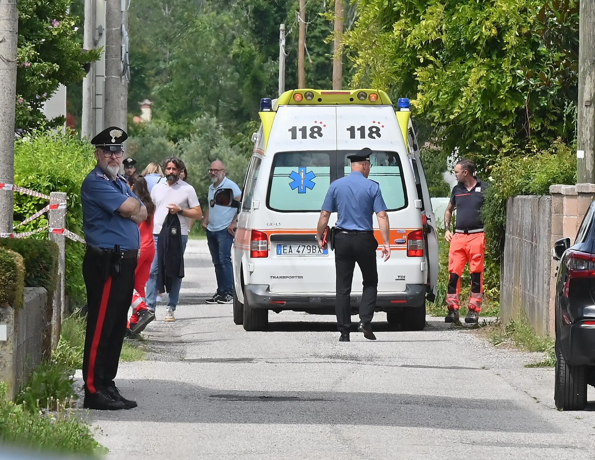 Un uomo di 35 anni è stato ucciso in un'abitazione di Gemona del Friuli (Udine). La morte risalirebbe ai giorni scorsi. Sul posto, coordinati dalla Procura della Repubblica, stanno indagando i carabinieri del Comando provinciale di Udine e i colleghi dei reparti scientifici. Non sono ancora note le modalità del delitto: ecco le immagini degli investigatori sul posto