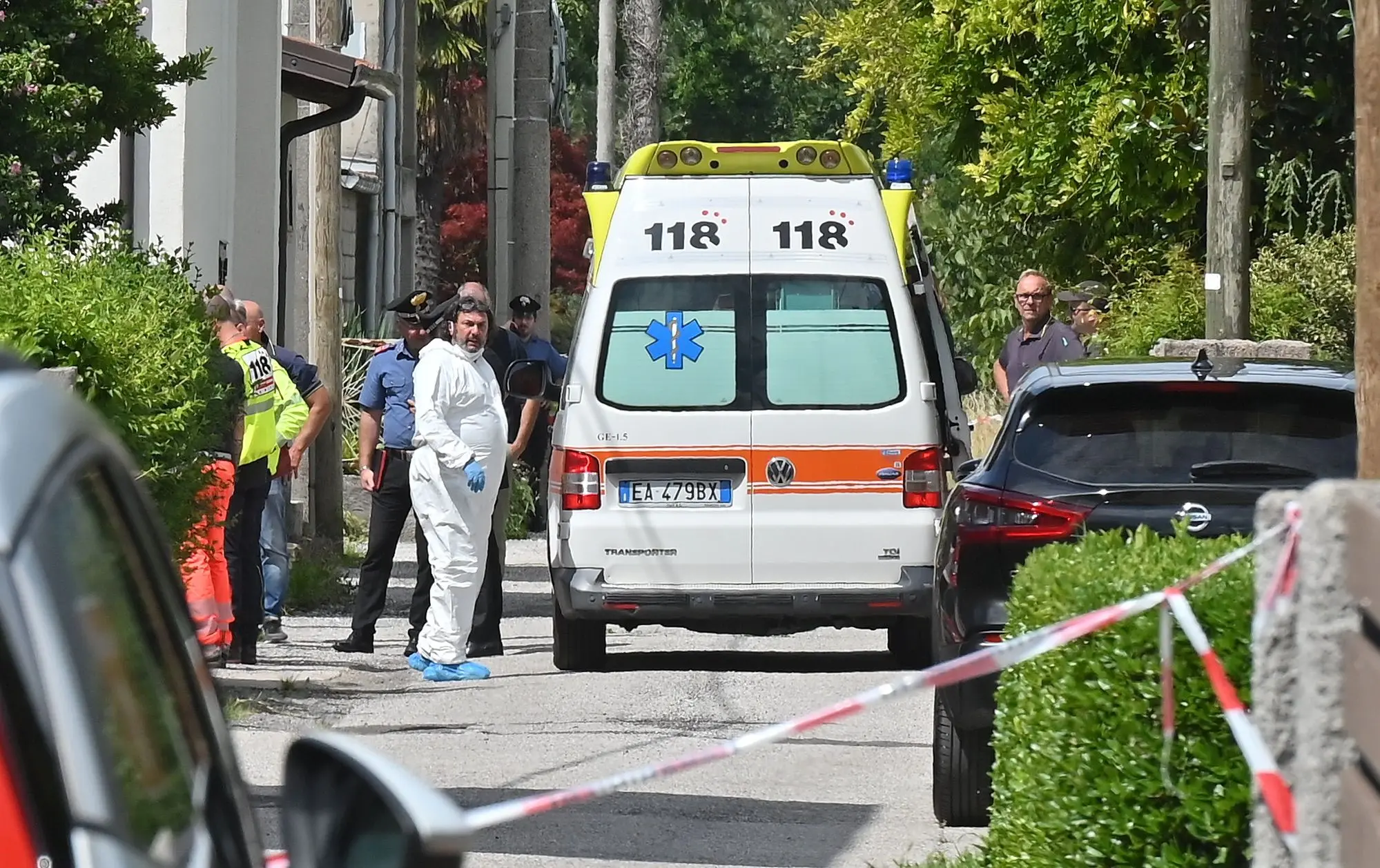 Un uomo di 35 anni è stato ucciso in un'abitazione di Gemona del Friuli (Udine). La morte risalirebbe ai giorni scorsi. Sul posto, coordinati dalla Procura della Repubblica, stanno indagando i carabinieri del Comando provinciale di Udine e i colleghi dei reparti scientifici. Non sono ancora note le modalità del delitto: ecco le immagini degli investigatori sul posto