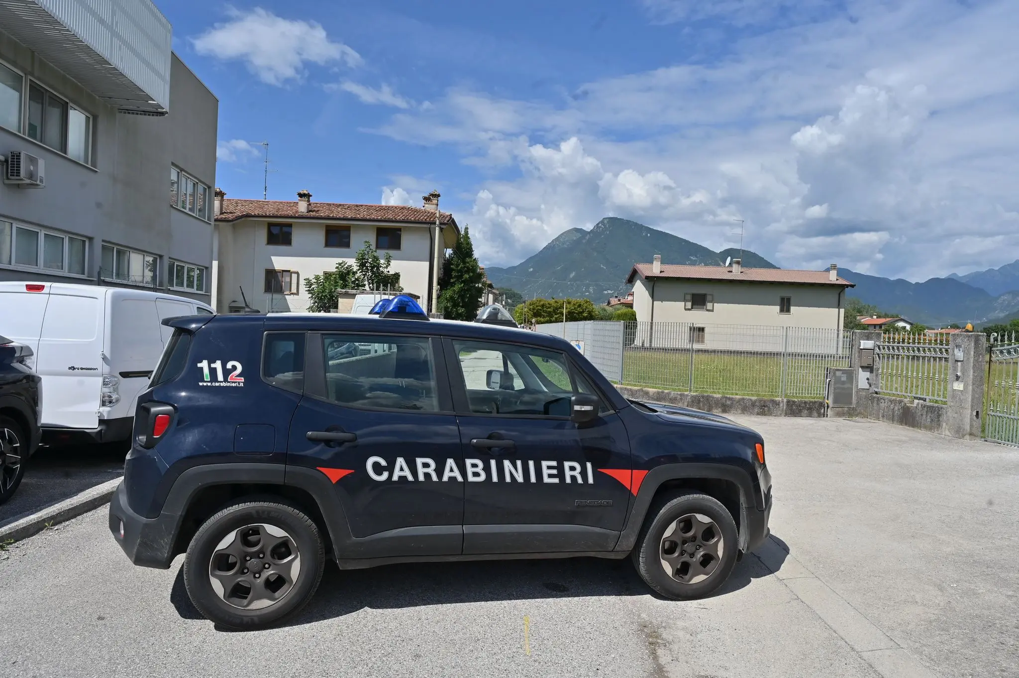 Un uomo di 35 anni è stato ucciso in un'abitazione di Gemona del Friuli (Udine). La morte risalirebbe ai giorni scorsi. Sul posto, coordinati dalla Procura della Repubblica, stanno indagando i carabinieri del Comando provinciale di Udine e i colleghi dei reparti scientifici. Non sono ancora note le modalità del delitto: ecco le immagini degli investigatori sul posto