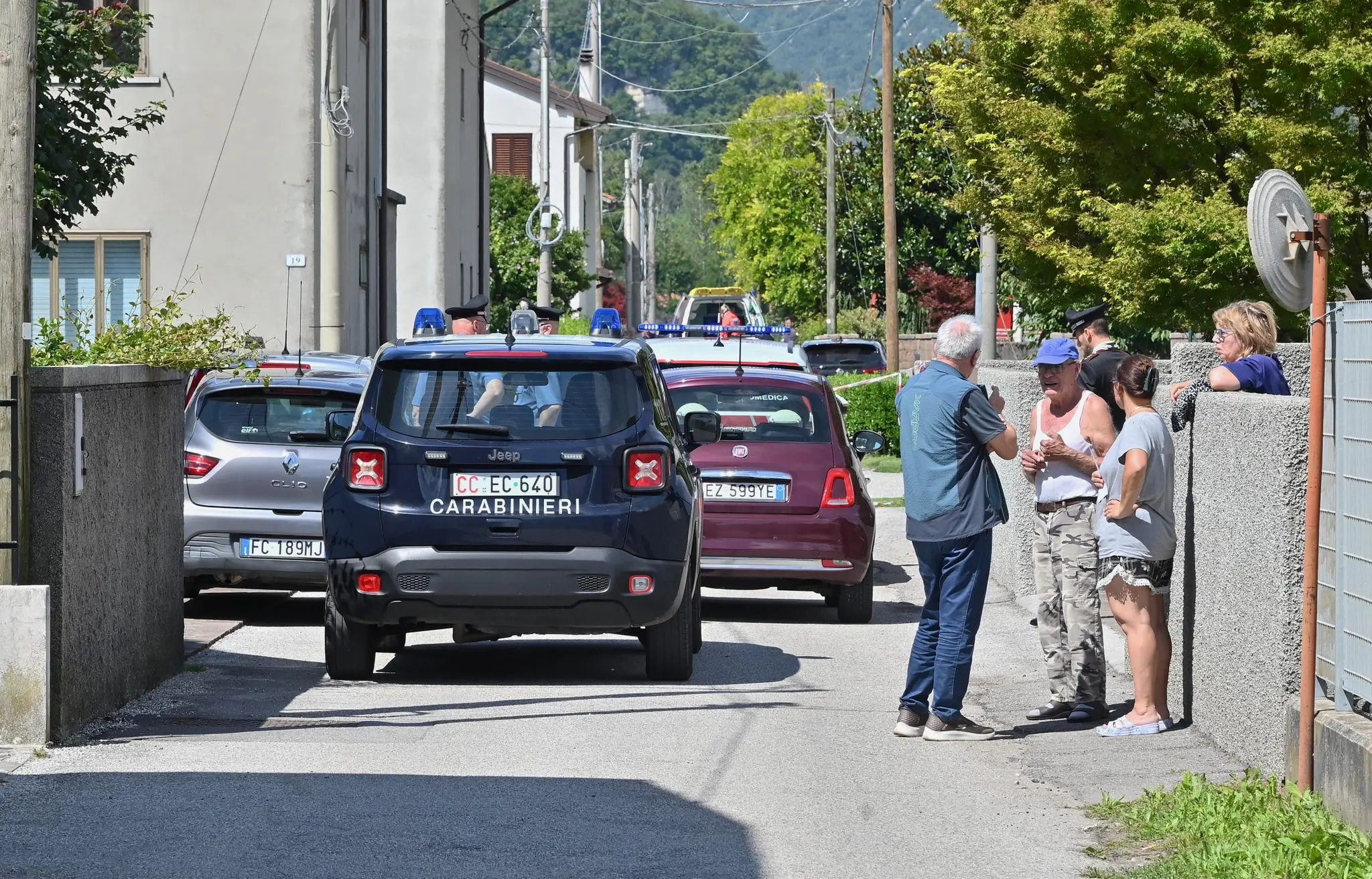 Un uomo di 35 anni è stato ucciso in un'abitazione di Gemona del Friuli (Udine). La morte risalirebbe ai giorni scorsi. Sul posto, coordinati dalla Procura della Repubblica, stanno indagando i carabinieri del Comando provinciale di Udine e i colleghi dei reparti scientifici. Non sono ancora note le modalità del delitto: ecco le immagini degli investigatori sul posto