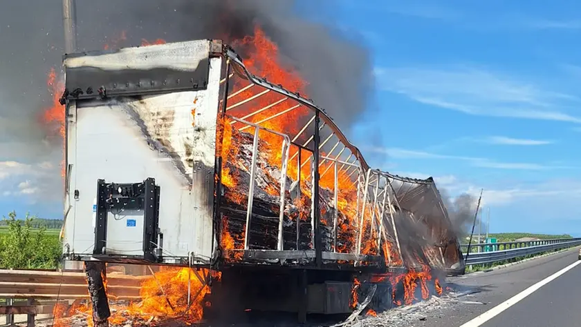 Il camion in fiamme sulla A4