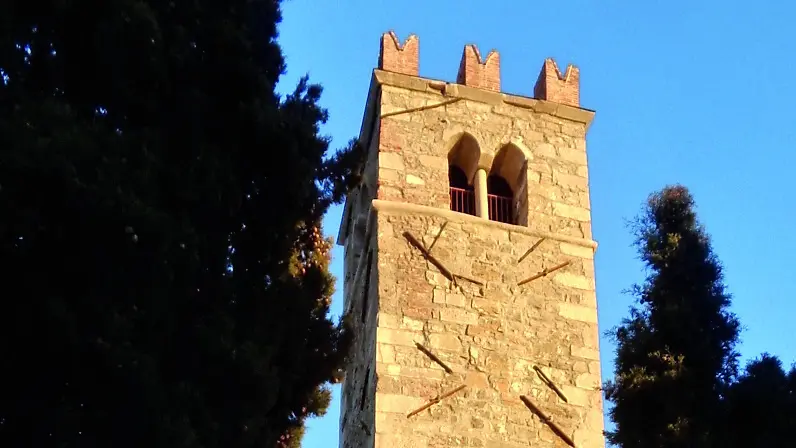 Il campanile della Chiesa di Albana, a Prepotto