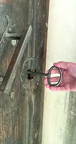 L’antico portone d’ingresso dell’edificio religioso