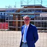 Il sindaco Piero Furlani davanti al cantiere del Centro di divulgazione della sedia nell’area di Borgo Pozzo