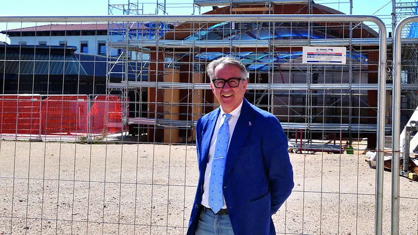 Il sindaco Piero Furlani davanti al cantiere del Centro di divulgazione della sedia nell’area di Borgo Pozzo