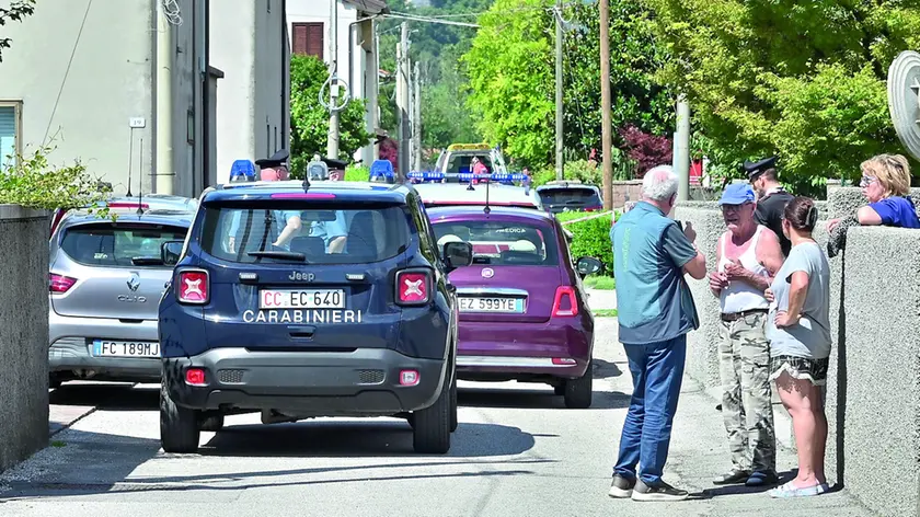 Persone in strada in via dei Lotti all'arrivo delle forze dell'ordine