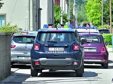 Persone in strada in via dei Lotti all'arrivo delle forze dell'ordine