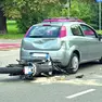La moto incastrata sotto la Fiat Punto