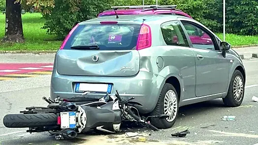 La moto incastrata sotto la Fiat Punto