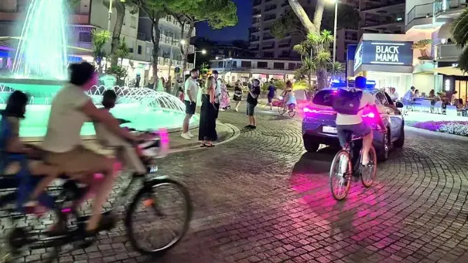 Una volante della polizia in piazza Fontana a Lignano. Foto Petrussi