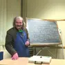 Giorgio Jus in classe davanti alla lavagna