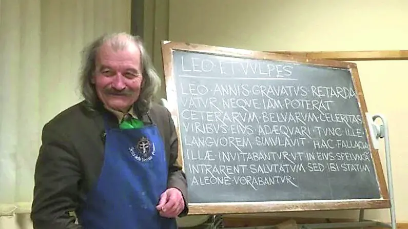 Giorgio Jus in classe davanti alla lavagna