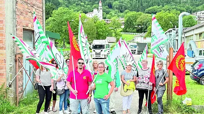 I 32 lavoratori della Ilmas che ieri hanno incrociato le braccia a Sutrio a causa dei ritardi sui pagamenti