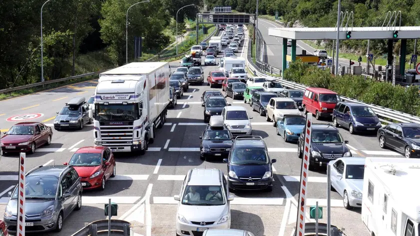 Traffico in autostrada in una foto di archivio
