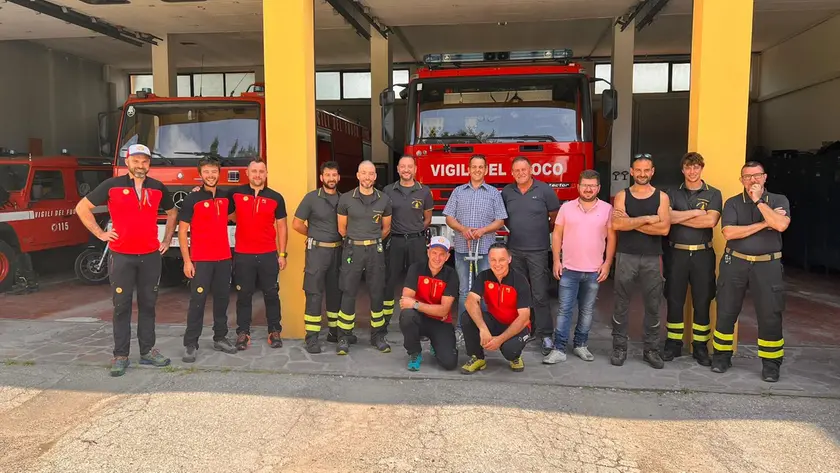 Il boscaiolo Giovanni Padovan insieme ai soccorritori che lo scorso 13 marzo l’hanno salvato dalla pianta di 30 metri che l’aveva travolto