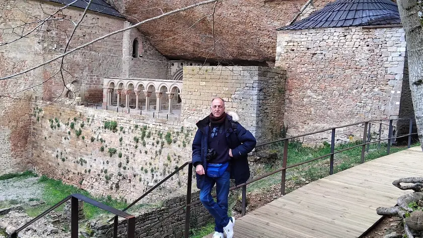 Maurice Tassan Toffola davanti al monastero che ha custodito il calice per 90 anni