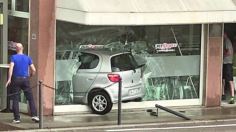 L’auto finita dentro il bar di piazza Libertà (foto ambrosio/petrussi)