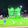La rotonda a Corno di Rosazzo illuminata di verde