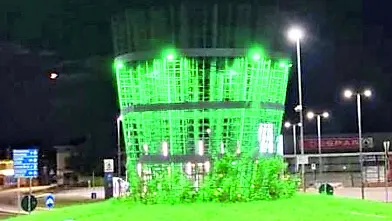 La rotonda a Corno di Rosazzo illuminata di verde