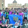 Il Cupolone emerge sullo sfondo di questo scatto da cartolina in cui sono ritratti i giovani fedeli della parrocchia di Laipacco