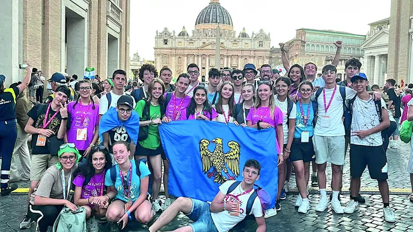 Il Cupolone emerge sullo sfondo di questo scatto da cartolina in cui sono ritratti i giovani fedeli della parrocchia di Laipacco