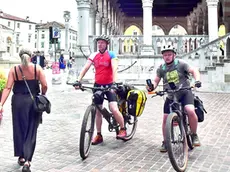 Cicloturisti nel centro di Udine. Foto Petrussi