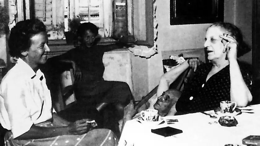 Saba con la moglie Lina, la figlia Linuccia e Nora Baldi
