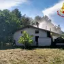 La casetta in legno in fiamme a Sesto al Reghena