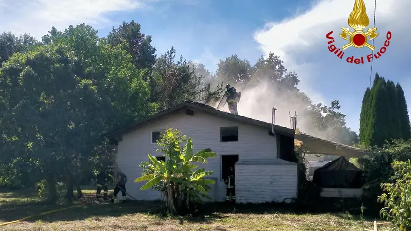La casetta in legno in fiamme a Sesto al Reghena