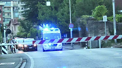 Un’ambulanza bloccata dai passaggi a livello nonostante le sirene spiegate, in via Buttrio a Udine
