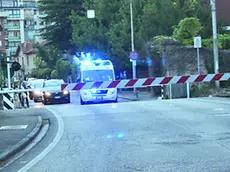 Un’ambulanza bloccata dai passaggi a livello nonostante le sirene spiegate, in via Buttrio a Udine