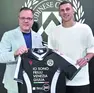 Jakub Piotrowski, 27 anni, assieme al direttore generale dell’Udinese Franco Collavino