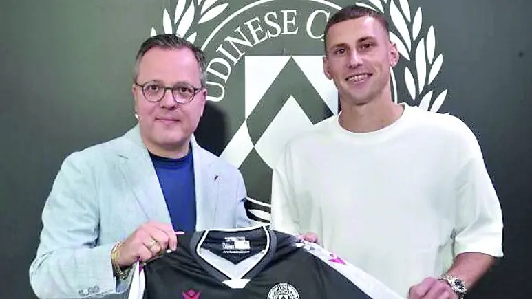 Jakub Piotrowski, 27 anni, assieme al direttore generale dell’Udinese Franco Collavino